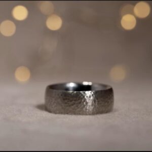Zilveren ring  10 mm breed bol en gehamerd