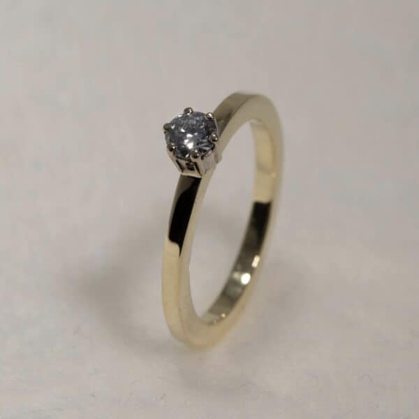 Klassieke ring met diamant in chaton