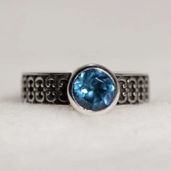 Ring Gallery met blauwe Topaas