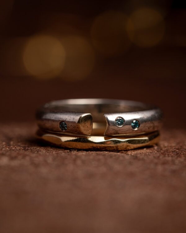 Ring Openheid met blauwe diamant