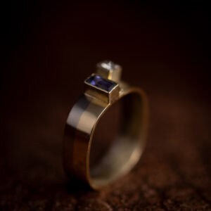 Vierkante ring afgeronde hoeken twee kleuren goud met diamant en Ioliet