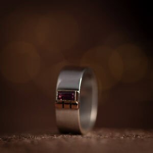 Vierkante ring afgeronde hoeken met Rhodoliet en roodgoud