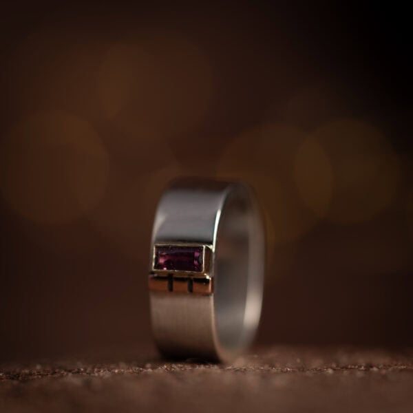 Vierkante ring afgeronde hoeken met Rhodoliet en roodgoud