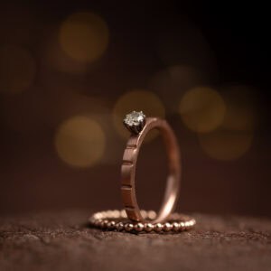 Roodgouden bewerkte ring met diamant in chaton