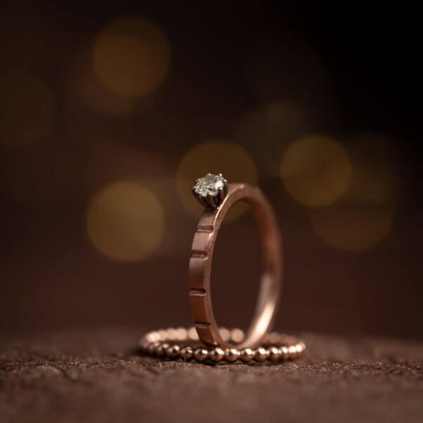 Roodgouden bewerkte ring met diamant in chaton