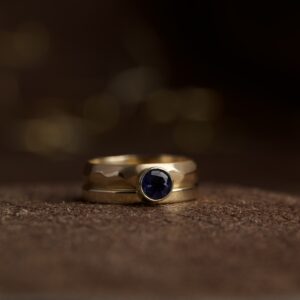 Geelgouden ring met overhangende Ioliet