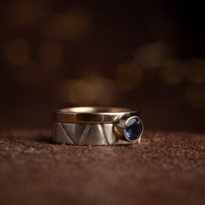 Geelgouden ring met overhangende Ioliet - Afbeelding 2