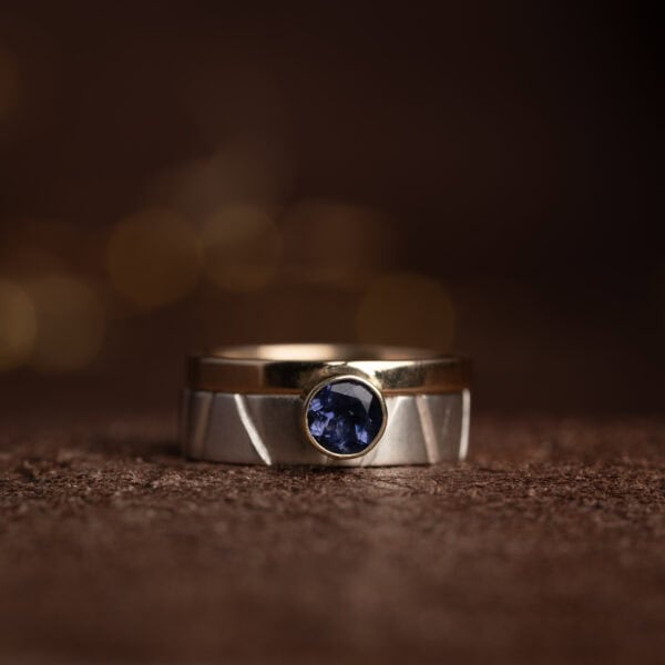 Geelgouden ring met overhangende Ioliet