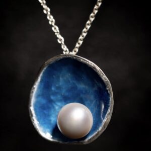 Organische parel hanger geëmailleerd aan ankerketting