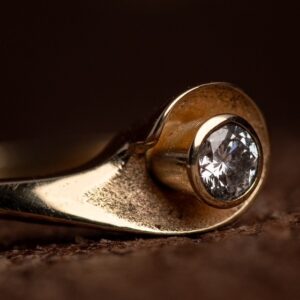 Geel gouden ring strak vormgegeven schelp